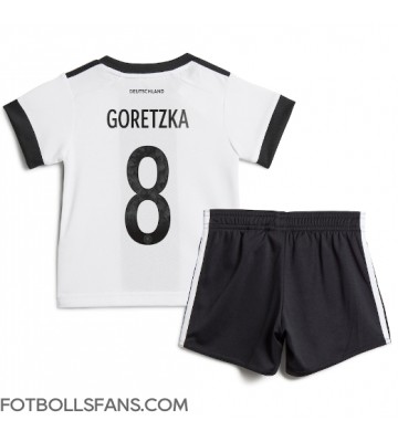 Tyskland Leon Goretzka #8 Replika Hemmatröja Barn VM 2022 Kortärmad (+ Korta byxor)
